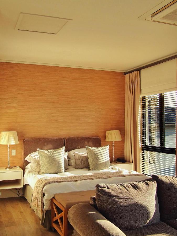 210 Gallery Luxury Studio Apartment Книсна Екстериор снимка